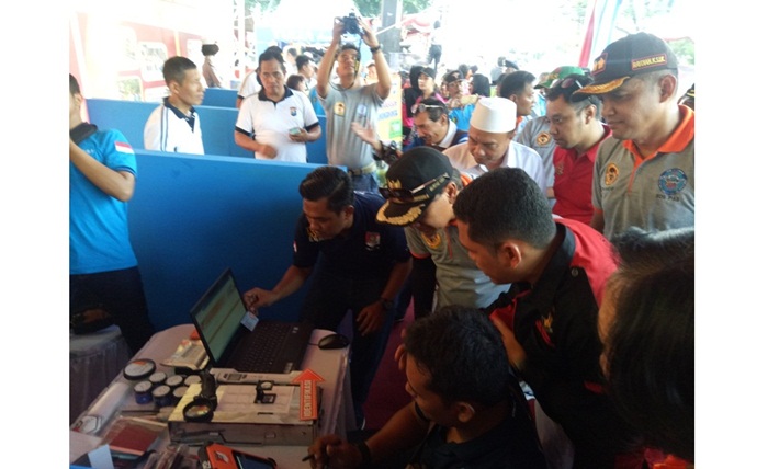 Bupati dan Kapolres Pasuruan saat melihat layanan Pasmantap dan SOS berbasis IT di Pandaan, Minggu (11/2).