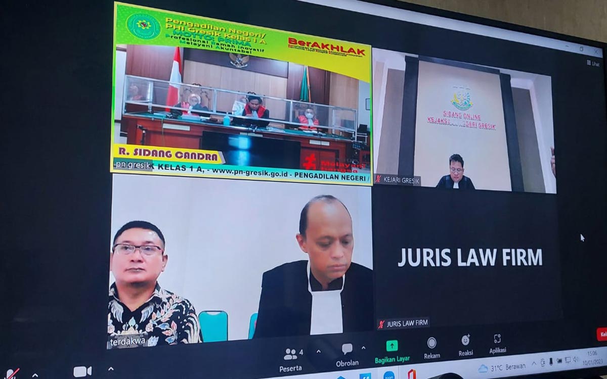 Terdakwa Achmad Ubaidi (kiri bawah) saat menjalani sidang via online. Foto: SYUHUD/ BANGSAONLINE