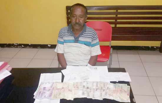 Tersangka saat dimintai keterangan Penyidik Polres Pasuruan.
