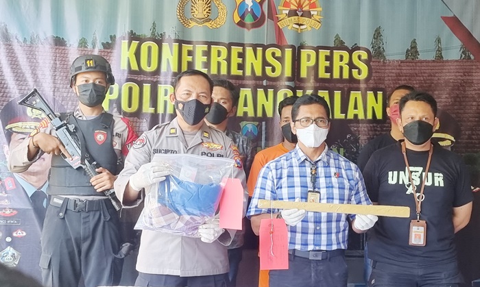 Kasatreskrim Polres Bangkalan AKP Sigit Nursiyo Dwiyogo saat menunjukkan barang bukti.