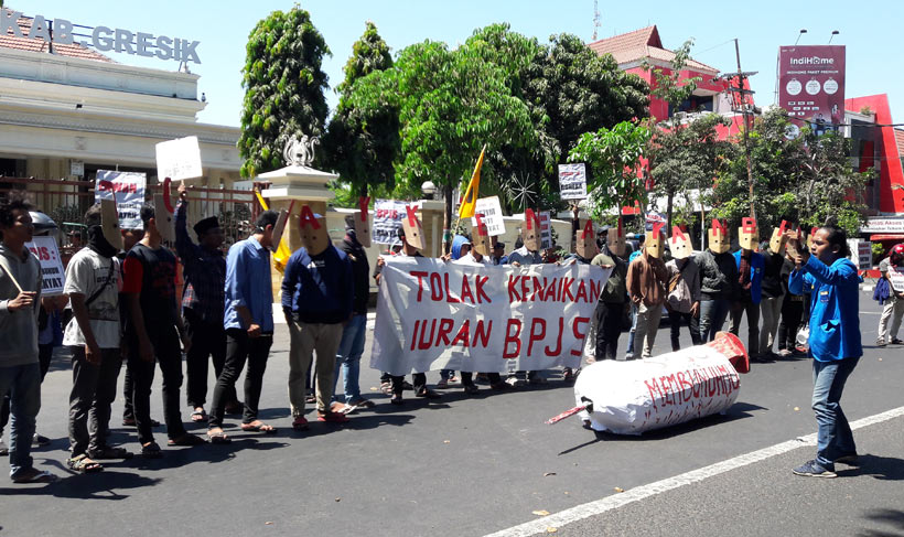 Aktivis PMII Gresik ketika menggelar demo di depan kantor DPRD. foto: SYUHUD/ BANGSAONLINE