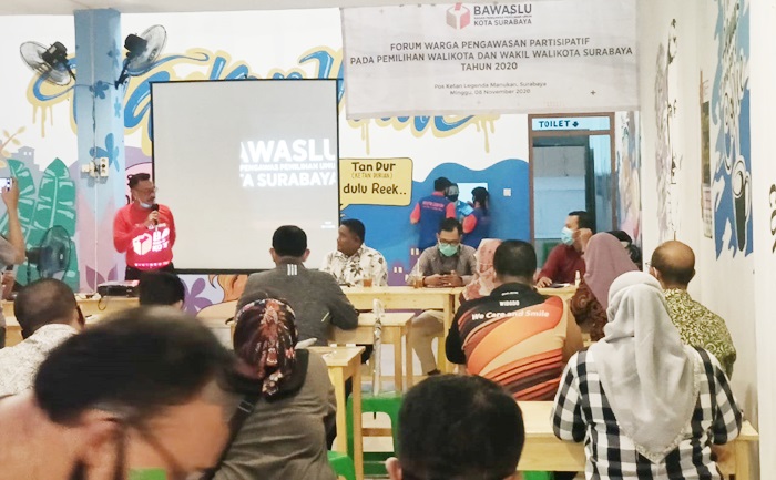 Bawaslu Kota Surabaya saat sosialisasi di Warung Kopi (Warkop) Viral di Jalan Raya Manukan Tama, Minggu (8/11). 