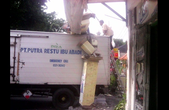 Mobil box PT. PRIA yang tersangkut gapura saat hendak mengangkut limbah medis di Puskesmas Alun-alun. foto: SYUHUD A/ BANGSAONLINE