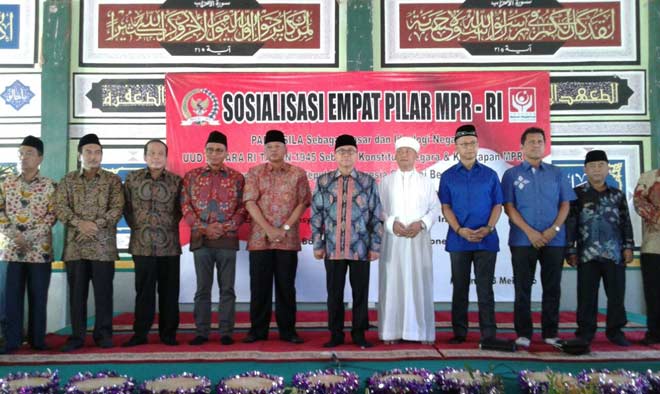 KH Lukman Al-Karim (Gus Lukman) bersama Ketua MPR Zulkfli Hasan dan rombongan di Pesantren Bahrul Maghfiroh Malang Jawa Timur . foto: iwan irawan/ BANGSAONLINE