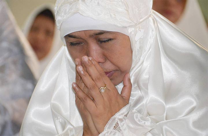Gubernur dan Wagub Jatim melakukan sujud syukur di Masjid Al Akbar usai pelantikan di istana negara. foto: ist