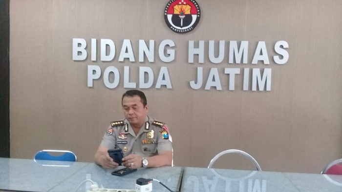 Kabid Humas Polda Jatim Kombes Pol Barung Mangera saat melihat video tersebut.