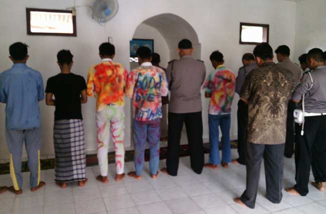 Para pelajar saat mengikuti salat berjamaah di Musala Mapolsek Rengel. foto: suwandi/ BANGSAONLINE