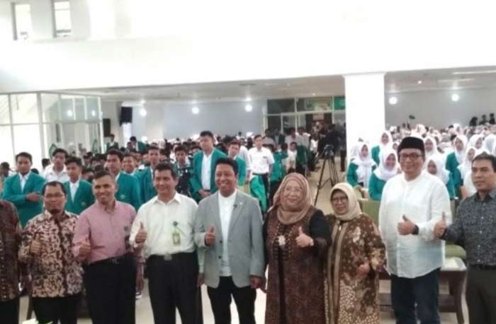 Romy foto bersama civitas akademika Unisma.