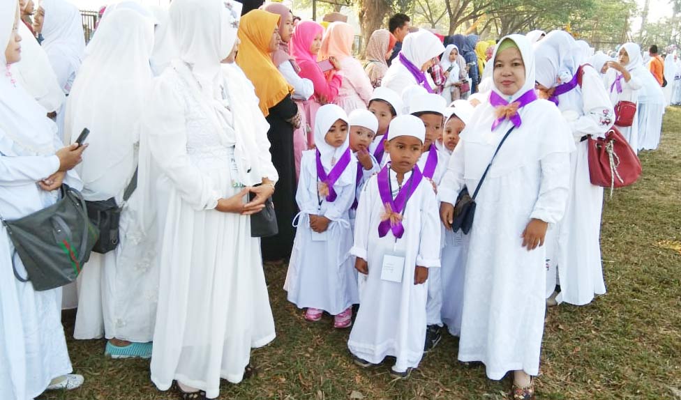 Suasana manasik haji yang diikuti anak-anak TK dan PAUD di Alun-alun Bangkalan, Senin (29/07/2019).