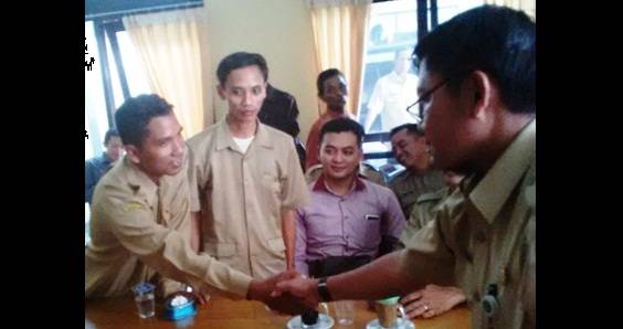 DAMAI. Islah antara guru dengan kepala sekolah yang dimediasi oleh Bakesbangpol. Foto : haris/BangsaOnline.com