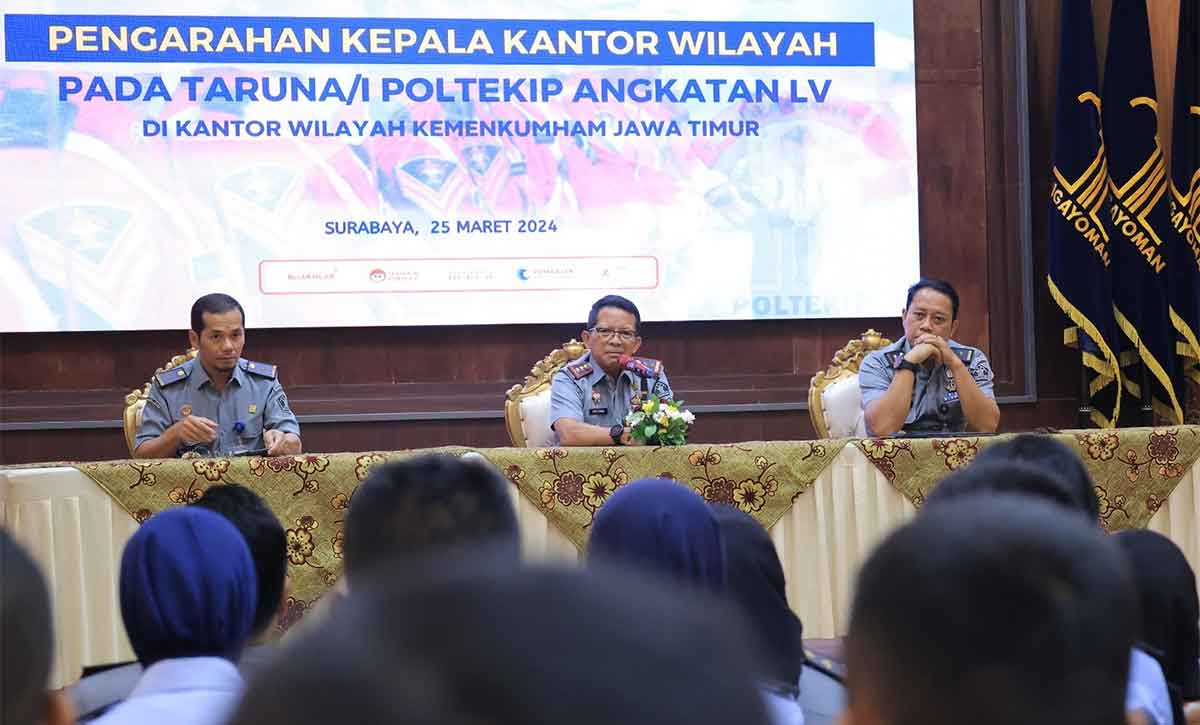 Para Pimti Pratama Kanwil Kemenkumham Jatim saat menyambut 44 Taruna Poltekip atau Politeknik Ilmu Pemasyarakatan angkatan ke-55.