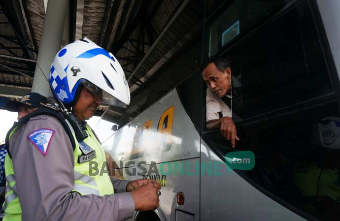 Petugas saat melakukan pemeriksaan armada bus di Terminal Kepuhsari Jombang, Rabu (21/12). foto: RONY S/ BANGSAONLINE