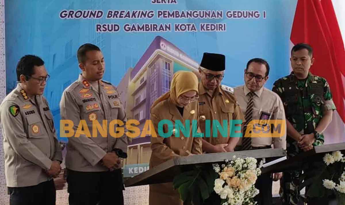 Wali Kota Kediri menandatangani prasasti peresmian gedung. Foto: MUJI HARJITA/BANGSAONLINE