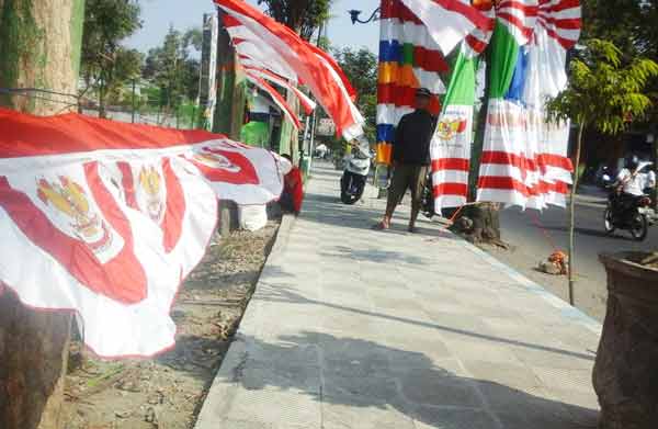 Sederetan bendera dijejer diatas trotoar untuk dijual. (foto: dendi martoni/BANGSAONLINE)