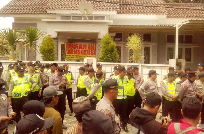 Suasana eksekusi rumah Ali Mustofa, anggota DPRD Banyuwangi.