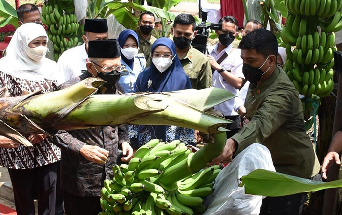 Gubernur Khofifah saat mendampingi Wapres Ma