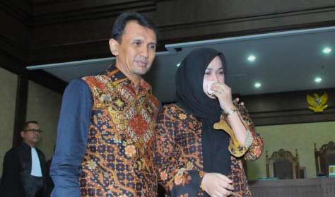 Gatot P Nugroho dan istri Evy Susanti usai menjalani Sidang Vonis di Pengadilan Tipikor Jakarta, Senin (14/3). foto: liputan6