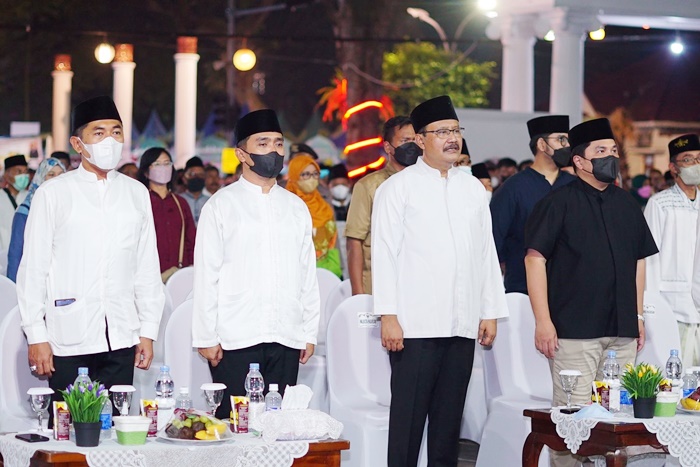 Menteri BUMN Erick Thohir (kemeja  hitam) saat silaturahmi dengan para ulama sekaligus halal bihalal dengan warga di Gedung Harmoni, Kamis (5/5/2022) malam.