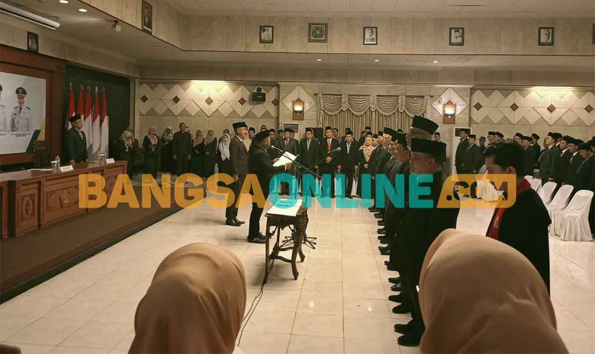 Bupati Gresik, Fandi Akhmad Yani, saat mengambil sumpah jabatan. Foto: SYUHUD/BANGSAONLINE
