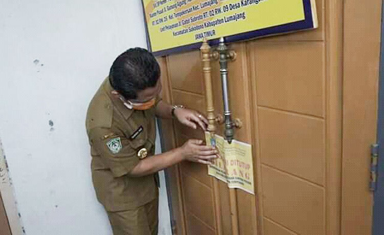Bupati Lumajang melihat administrasi salah satu koperasi yang dinilai abal-abal. 