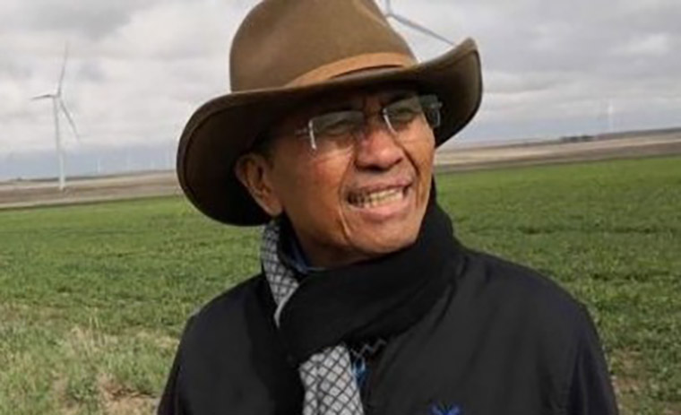 Dahlan Iskan di lahan gandum di Amerika Serikat.