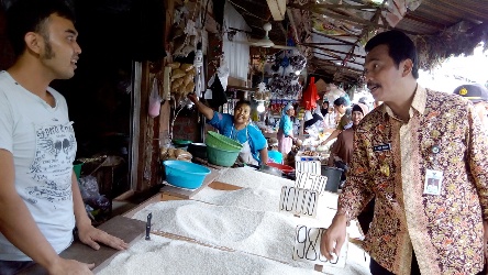 Wabup Moh Qosim ketika sidak sembako. foto: syuhud/ BANGSAONLINE