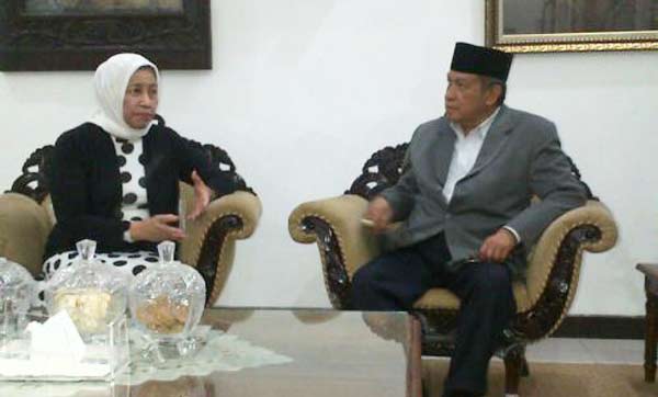 Nyai Hj Farida Salahudin Wahid saat menemui KH Said Aqiel Siradj.
