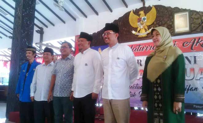 Para pejabat pemerintah,  Bupati Pasuruan, Ketua DPRD, anggota DPR RI, anggota DPR Jatim foto bersama.