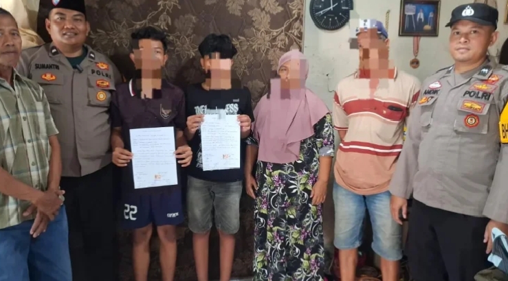 Dua remaja yang melakukan prank pocong (pengang surat penyataan) 