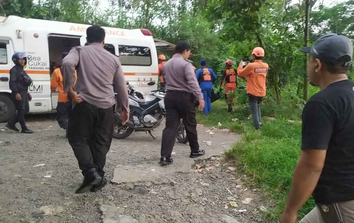 Petugas saat mengevakuasi jenazah yang terseret arus di Sungai Brantas. Foto: Ist