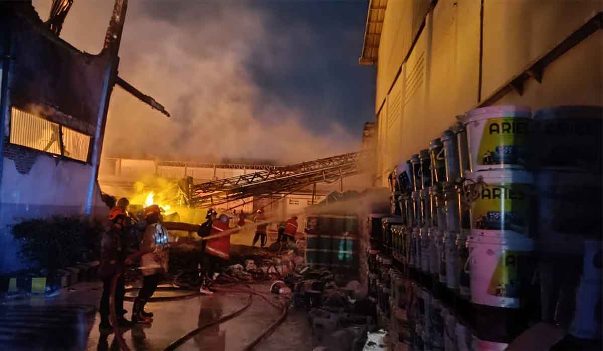 Pemadam kebakaran saat memadamkan kobaran api yang menghanguskan pabrik cat PT Avia Avian Brands di Buduran, Sidoarjo.
