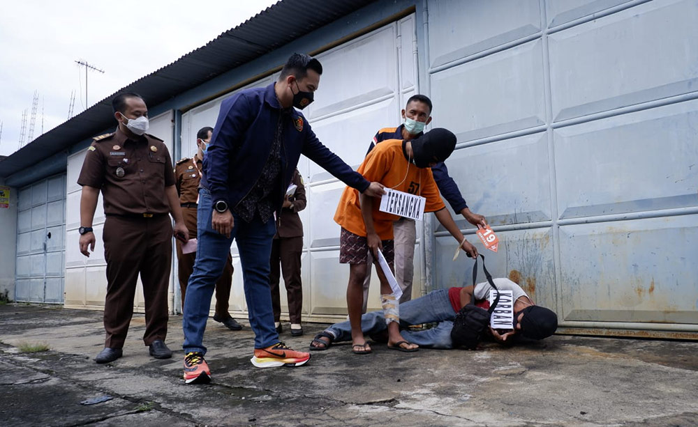 Tersangka memperagakan adegan saat membunuh korban.