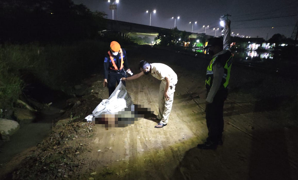 Pihak kepolisian melakukan pengumpulan bagian tubuh korban yang terpisah.