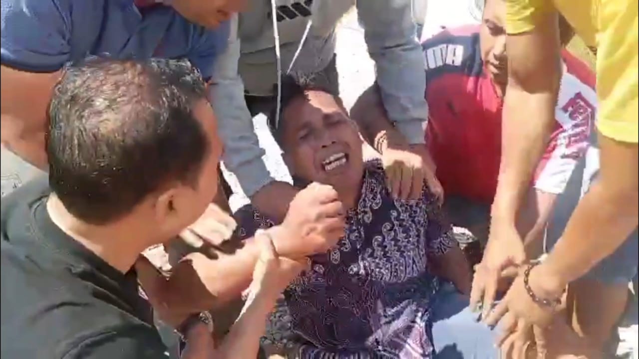 Penangkapan dramatis seorang nelayan di Sampang saat membawa sabu. Foto: Tangkapan layar.