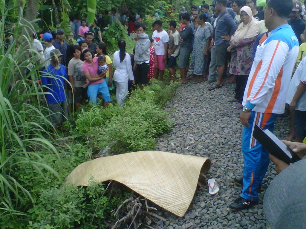 Warga yang mengerubuti korban kecelakaan KA Jenggolo, kemarin. foto : nanang ichwan/HARIAN BANGSA
