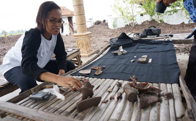Tim Balai Pelestari Cagar Budaya (BPCB) Trowulan sedang meneliti benda benda Cagar Budaya yang ditemukan di lokasi. foto rony suhartomo/ BANGSAONLINE