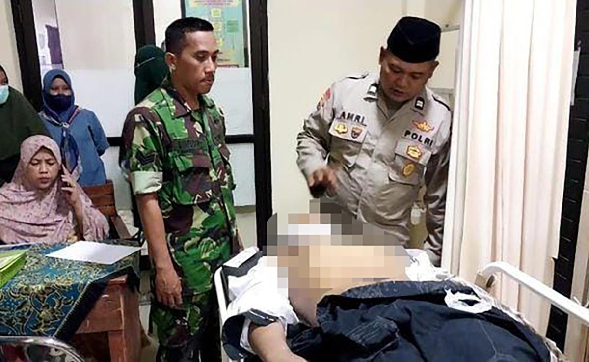 Jenazah korban saat hendak diperiksa oleh tim medis. 