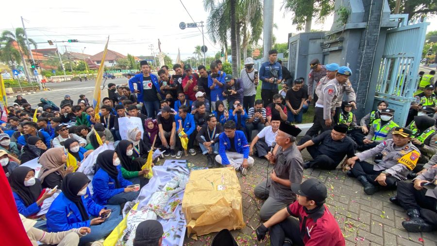 Ratusan massa mahasiswa yang menggelar aksi saat ditemui Ketua DPRD Tuban