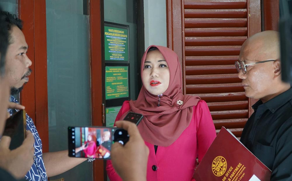 Lia Istifhama, anak dari Hj Aisyah sekaligus ahli waris, saat memberikan keterangan.