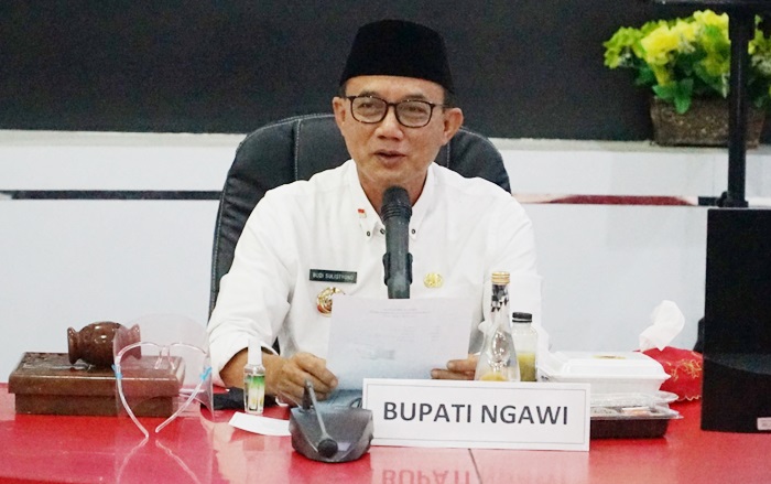 Bupati Ngawi saat menjelaskan larangan sekolah menggelar belajar tatap muka langsung.