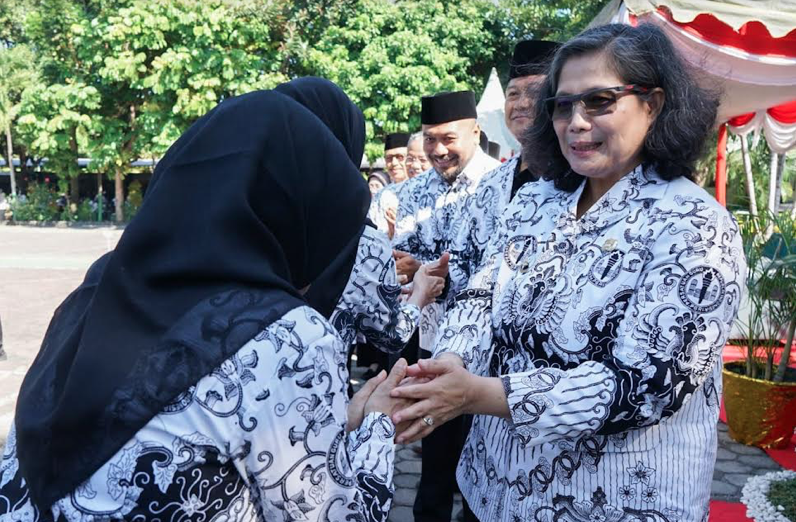 Pj Wali Kota Kediri, Zanariah saat bersalaman dengan para guru (dok. Ist)