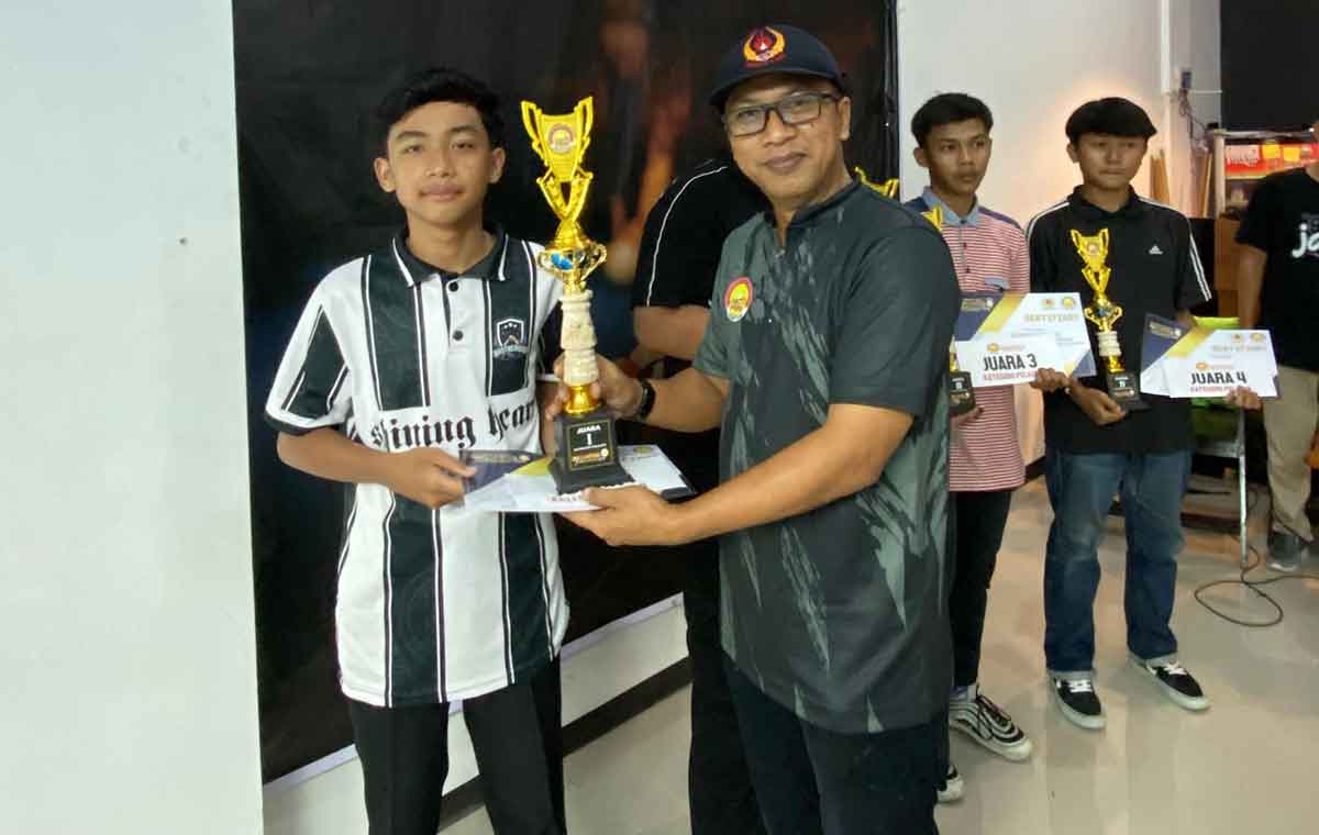 Ketua POBSI Magetan saat menyerahkan piala kepada pemenang