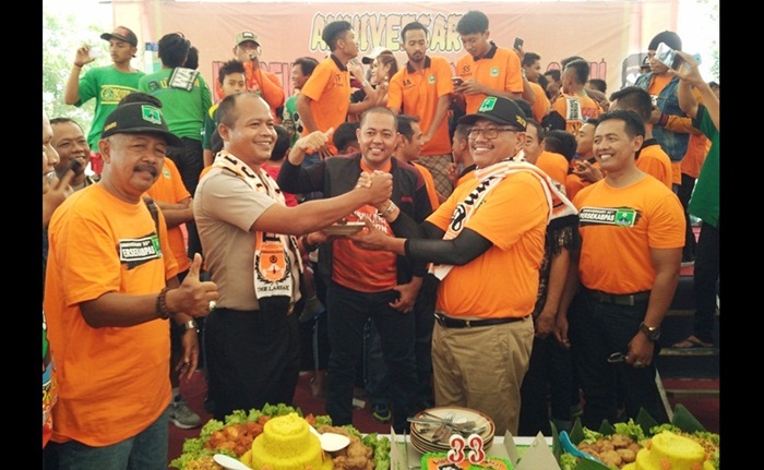 Wakapolres Pasuruan Kompol Supriyono saat memberikan potongan tumpeng pertama kepada manajer Persekabpas H. Suryono Pane.