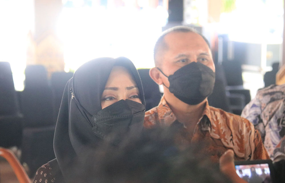 Bupati Mojokerto, Ikfina Fahmawati, ketika meresmikan dua SMPN sekaligus di wilayahnya.