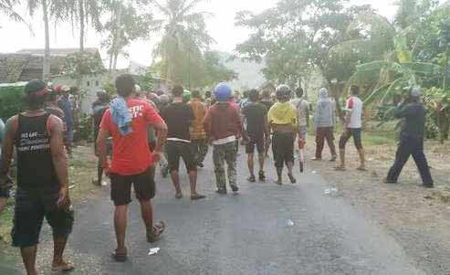 RICUH: Ratusan warga menyerbu lokasi infrastruktur tambang emas Tumpang Pitu milik PT Bumi Suksesindo (BSI) di Kecamatan Pesanggaran, Banyuwangi, Rabu (25/11). foto: detik