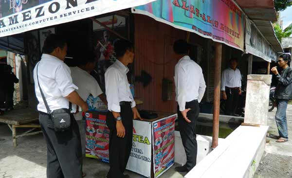 LOKASI: Petugas sedang melakukan olah TKP terkait motor penjaga warnet yang amblas. foto: zainal abidin/ BANGSAONLINE