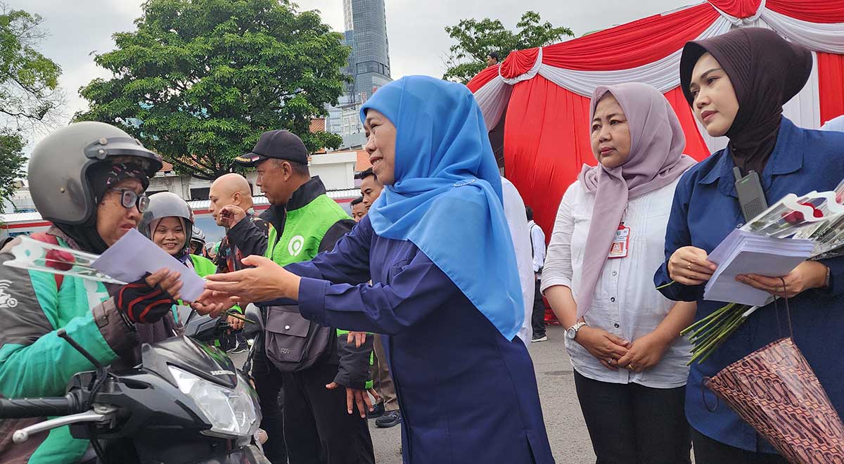 Gubernur Khofifah saat menyapa salah satu pengemudi ojol perempuan di Gedung Negara Grahadi, Surabaya.