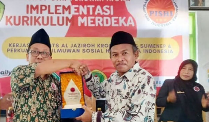 Ketua Umum PISHI, Wadji, saat menyerahkan cendera mata kepada Ketua Yayasan Pendidikan dan Sosial Al Jaziroh Raas Sumenep, Imam Kafrowi.