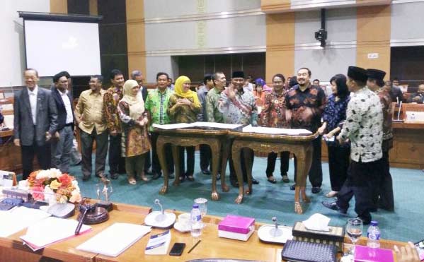 Yohana Yambise dan Khofifah Indar Parawansa saat hadir di Komisi VIII DPR.