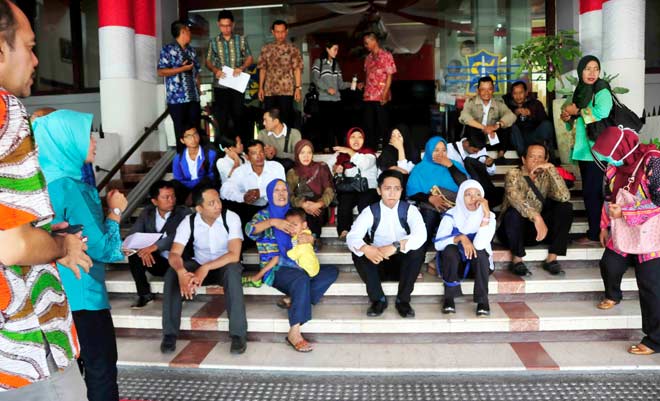 Puluhan orang yang ditipu mendapat penjelasan dari Kepala BKD Surabaya Mia Santi Dewi.